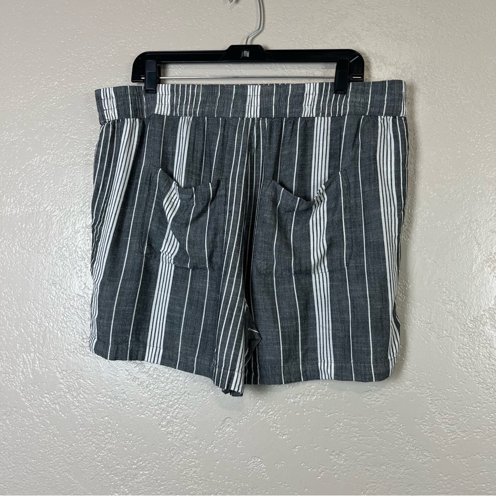 Chosse 5 Ítems For $30Sonoma goods for life women OX gray white striped shorts - Picture 4 of 16